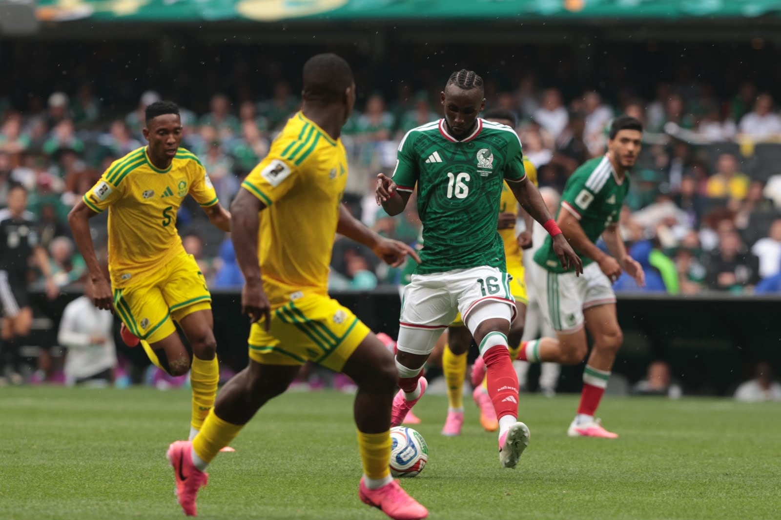 Juián Quiñones, de la selección de México, se hizo presente en la red en el duelo ante Sudáfrica que inauguró el Mundial 2026.
