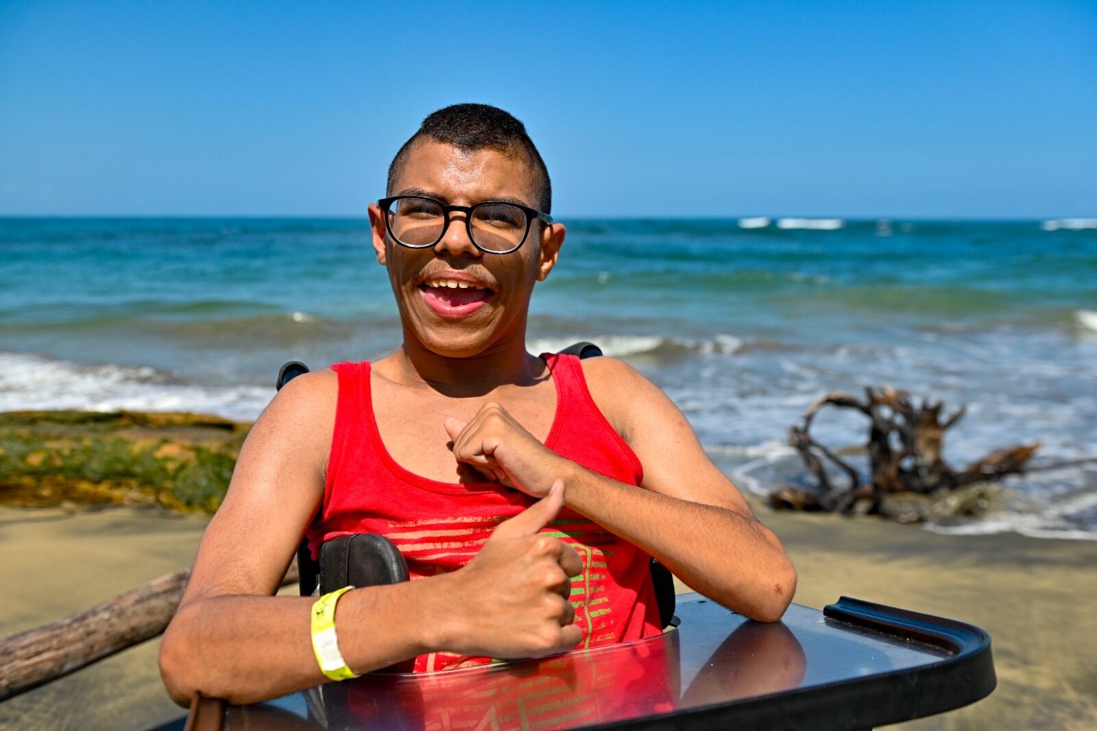 Alexander Brenes Cedeño tiene 19 años, parálisis cerebral nivel 1, estudió en el el Colegio Técnico Profesional José Albertazzi Avendaño de Los Guido y ahí se decidió por el Técnico Medio en Turismo. Se graduó el pasado 13 de diciembre y el 11 de enero del 2024 conoció el mar en playa Manzanillo de nuestro Caribe.