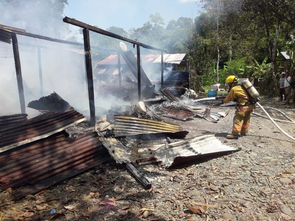 Familia limonense lo pierde todo en incendio. Foto Raúl Cascante.