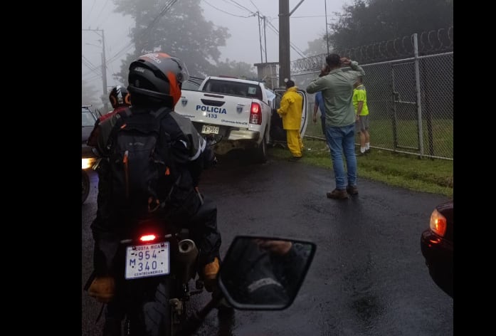 La patrulla chocó contra un poste en Santa Ana, un oficial está grave. Foto: Facebook Santa Ana Actual