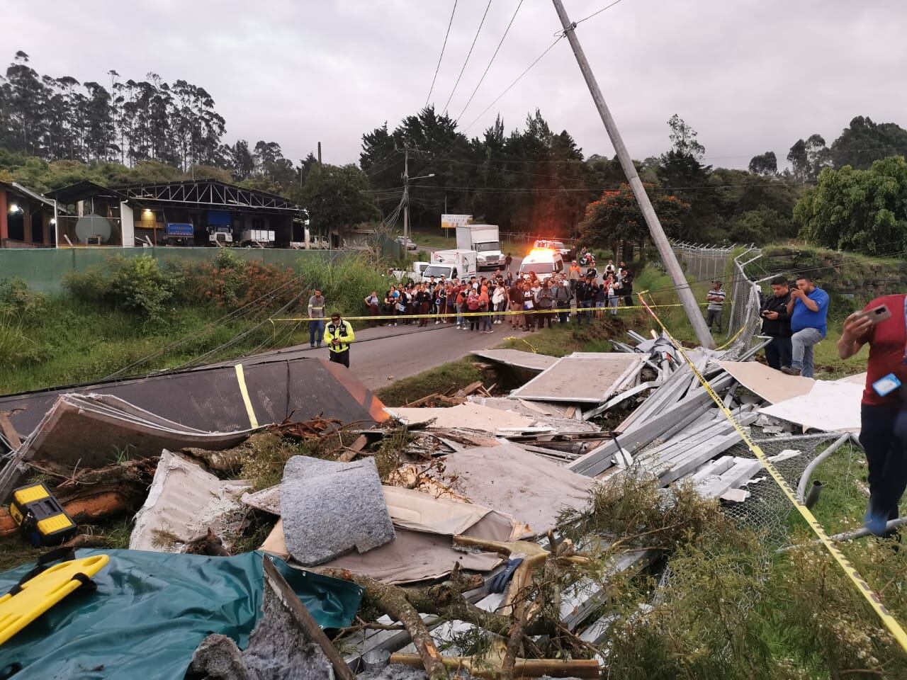 Camión accidentado en Llano Grande  de Cartago. Foto Allan Rodríguez.