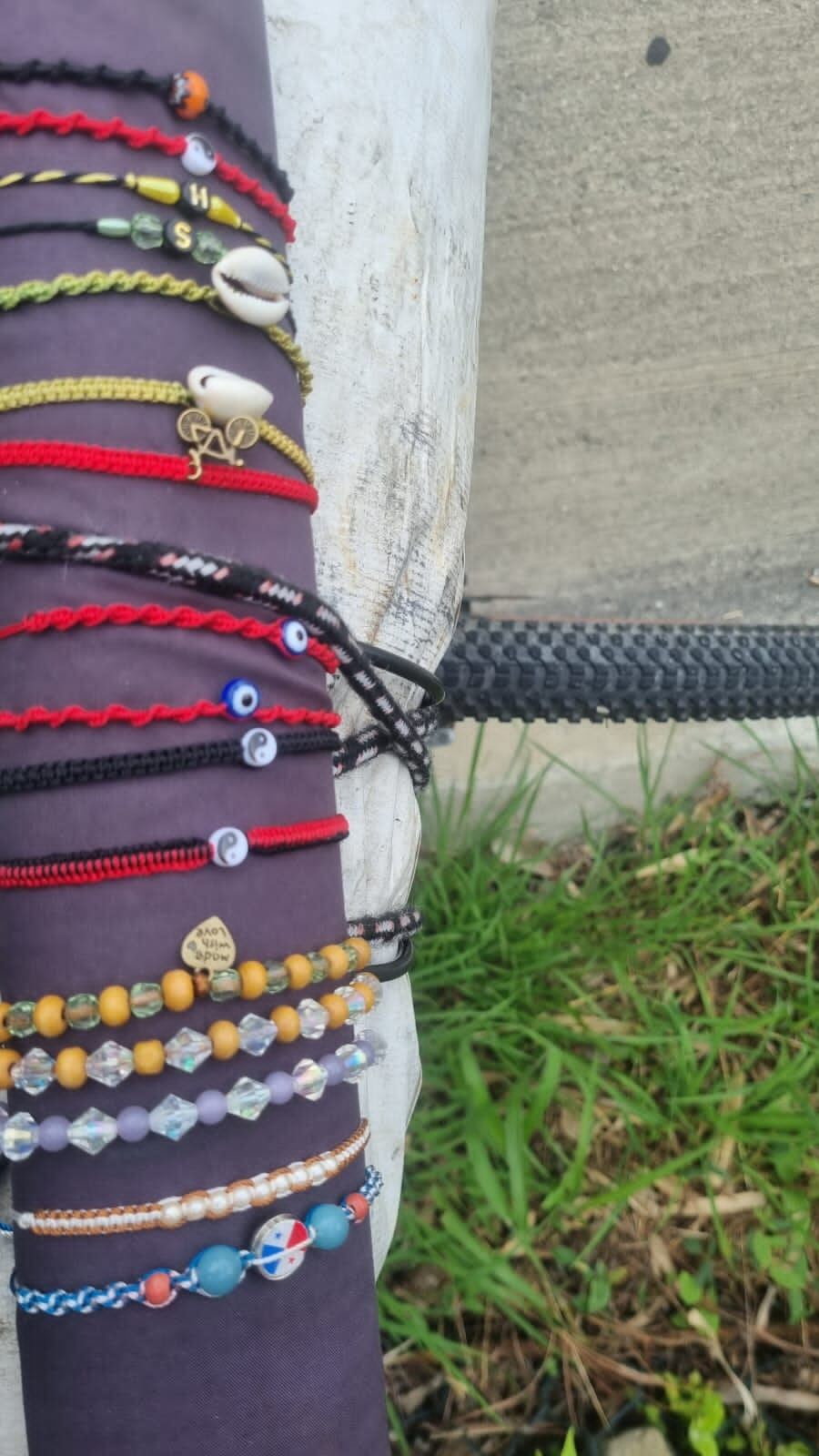 Melissa Cambronero y Carolina Rosales, de 33 y 34 años respectivamente, son dos guapileñas que, junto a su perrita Chiky, viajan en bicicleta de Guápiles a la Patagonia, salieron en agosto del 2024