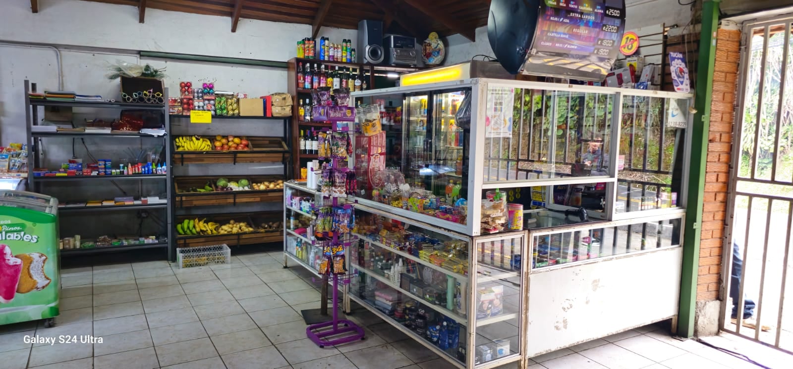 Jerling Lumbi Duarte vino a Costa Rica desde Nicaragua hace 10 años y empezó a trabajar como auxiliar de caja en un supermercado. Actualmente, tiene su propio negocio en Alajuela.