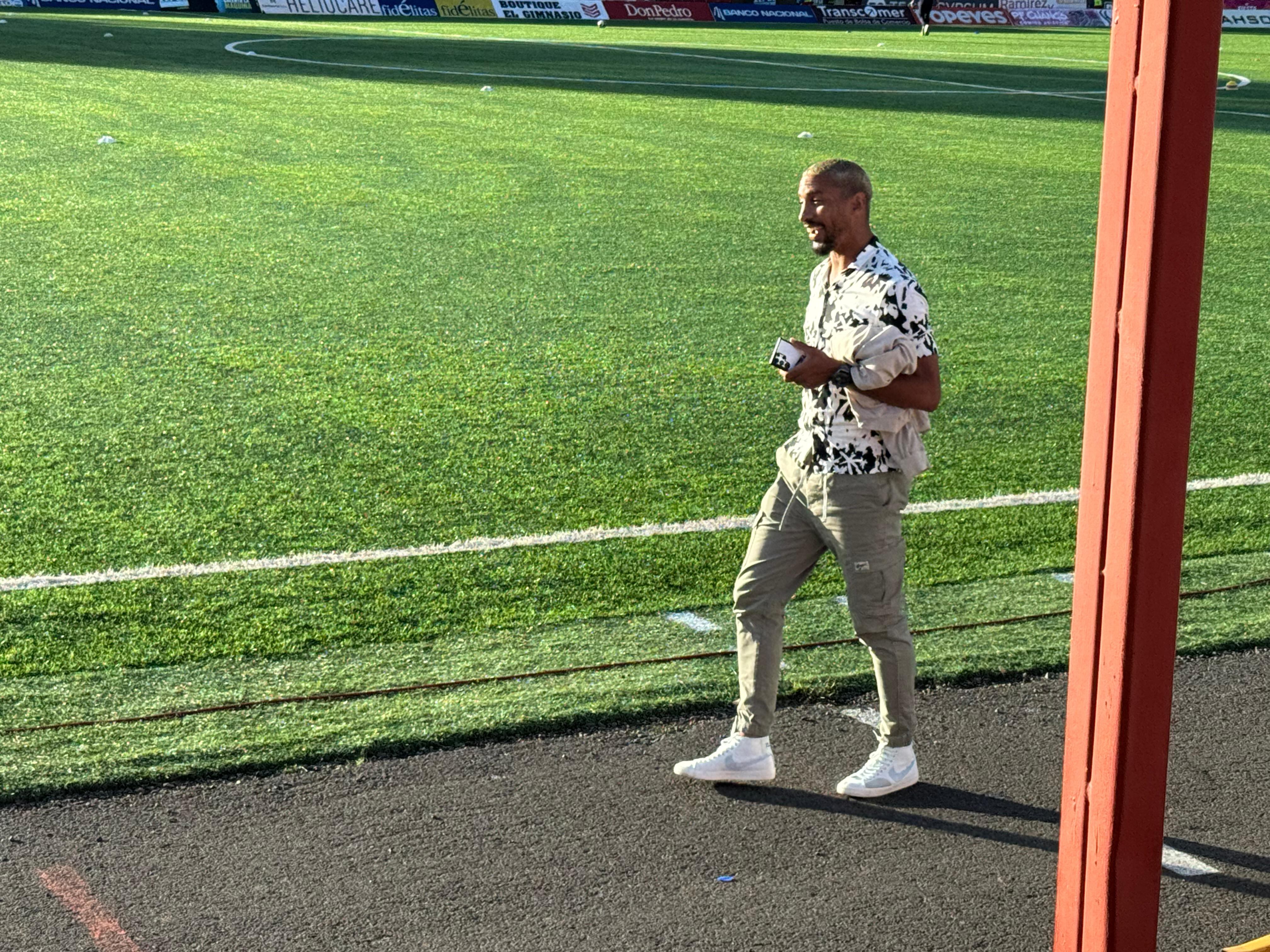 Marcel Hernández llegó al estadio Carlos Alvarado en Santa Bárbara sin el uniforme del Herediano. Foto: Joseph Fonseca.
