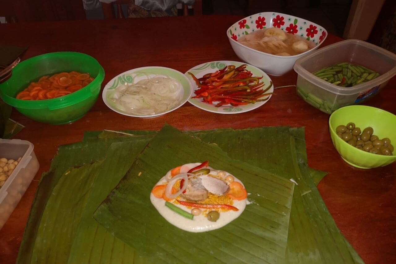 Doña Rebeca Ramírez siempre hacía unas 150 piñas de tamales, este 2020 si acaso hará 50. Sus hijos Johel Quesada Ramírez y Sidney Sequeira Ramírez, así como la nieta Valentina Sequeira, la acompañan en la tradición