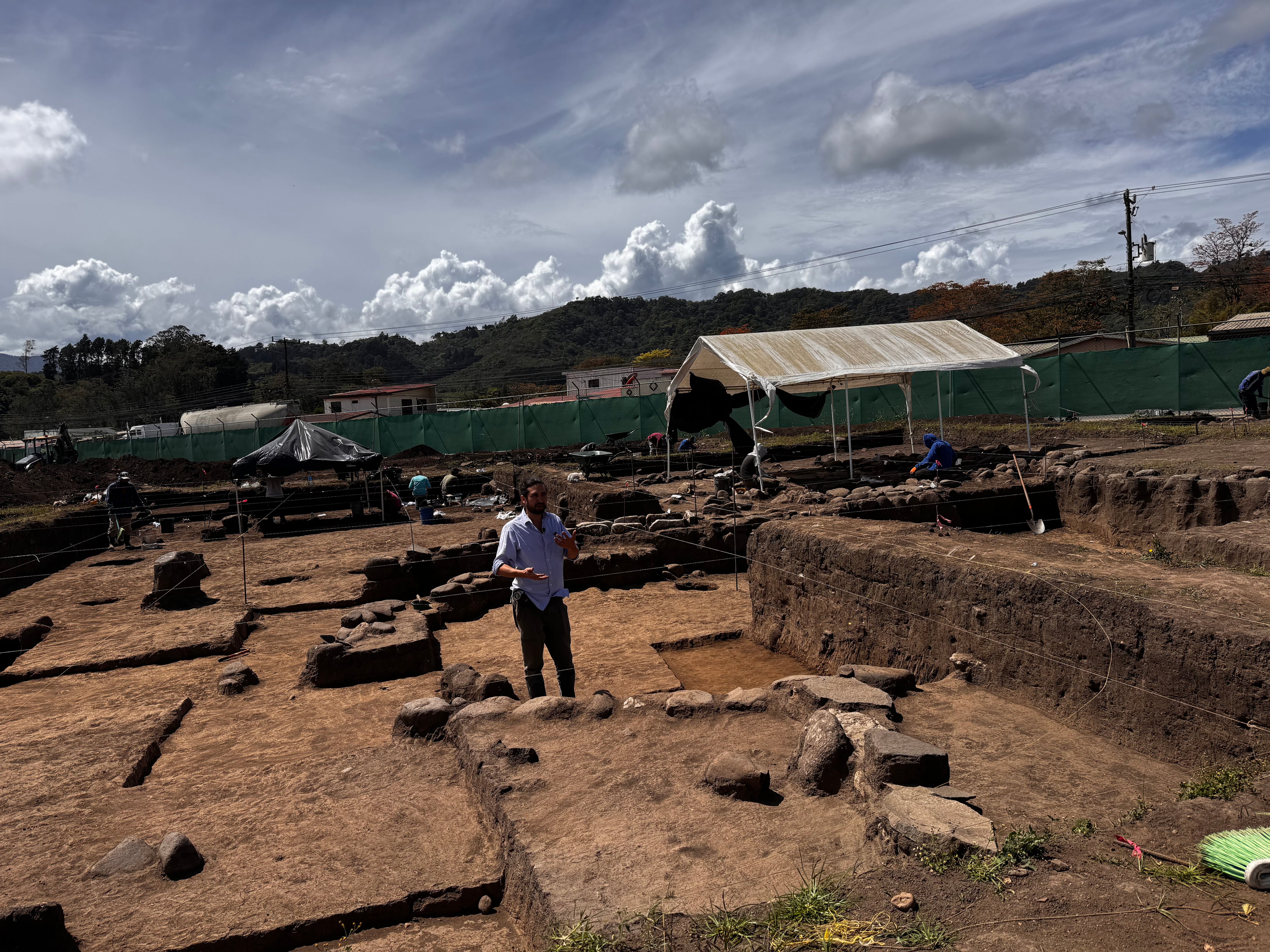 La experta del Museo Nacional, Grettel Monge Muñoz, nos confirma que lo encontrado en Agua Caliente de Cartago es un cementerio de cementerios indígena y que, por los hallazgos logrados hasta el momento, se trata de un lugar en donde enterraban a indígenas importantes y platudos.