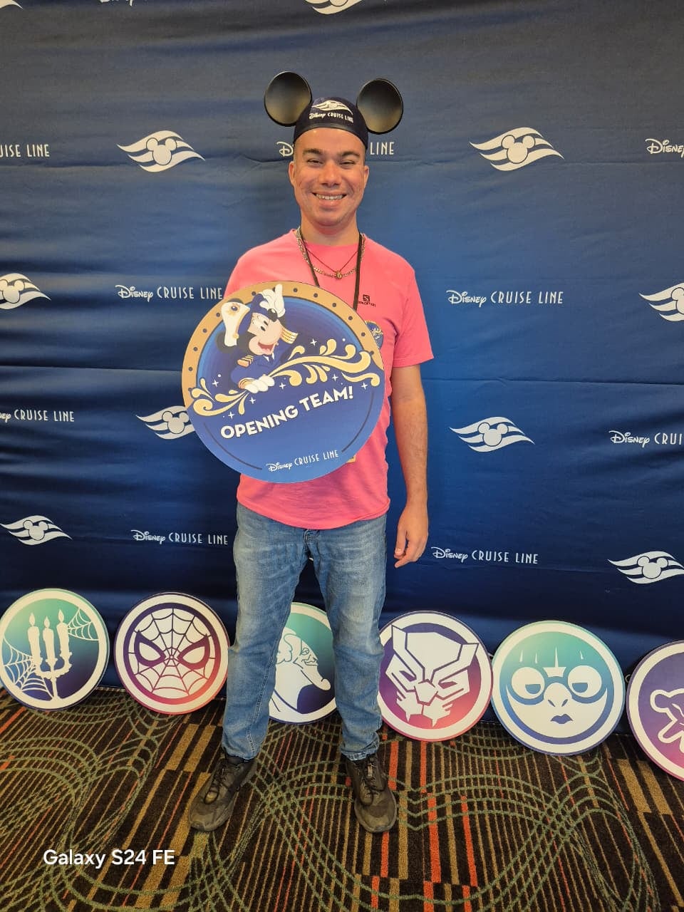 Jefrrey Jesús Rodríguez Mora nació en El Roble y lleva 10 años viviendo en Barranca, Puntarenas. Con 29 años dice que ha “trabajado en todo” para salir adelante y ahora trabaja en el crucero Disney Destiny que se inaugura el 20 de noviembre del 2025