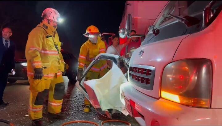Fuerte accidente de tránsito dejó a una persona prensada