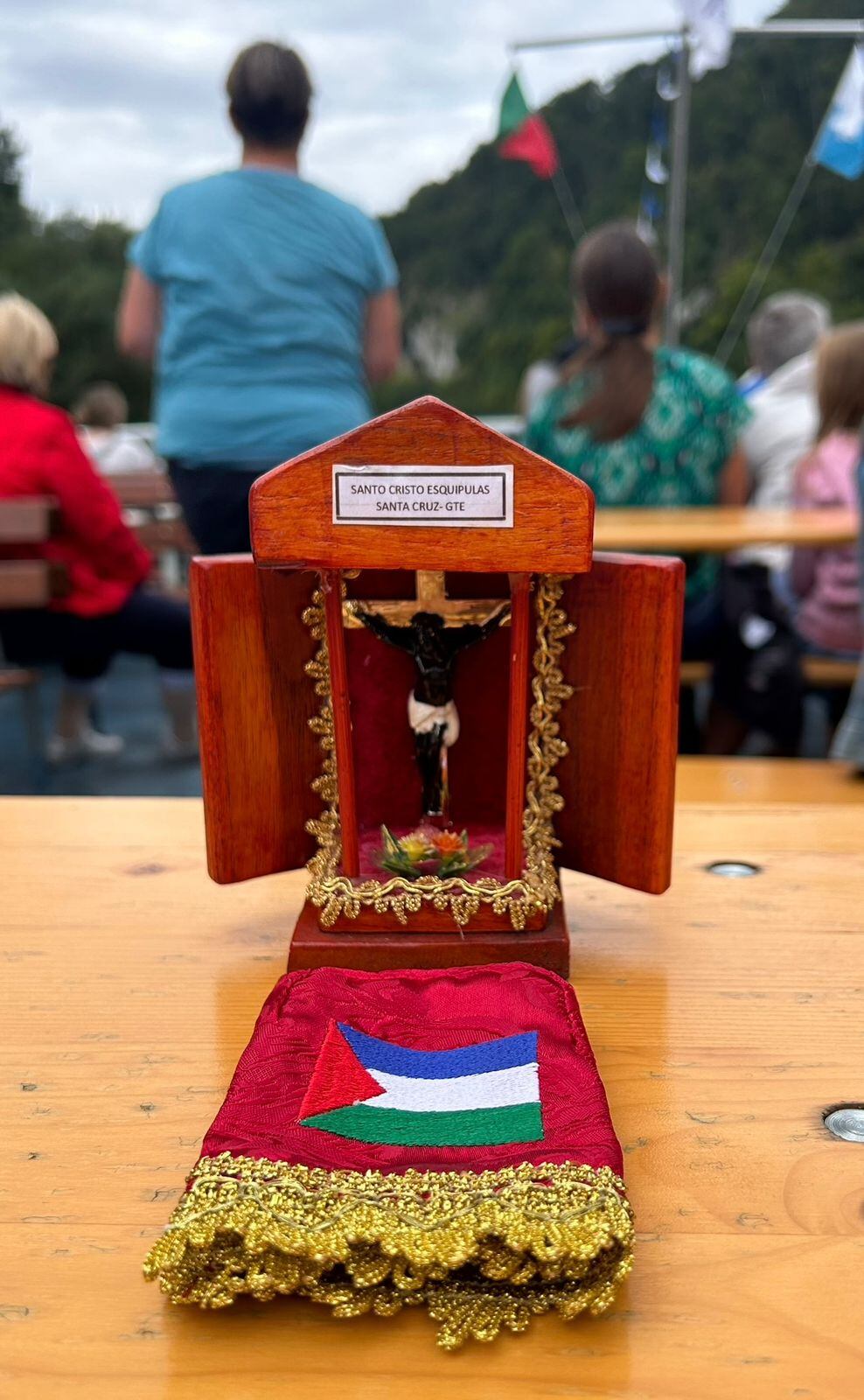 El papa Francisco bendijo a los ticos entre jícaras, café, el Negrito de Esquipulas y hasta chineó a la virgencita de los Ángeles, el pasado 26 de agosto en el Vaticano. Que nos cayera a los costarricenses la bendición papal justo para el mes de la Independencia fue obra del diácono Francisco Venegas Castro, quien ahora vive en Tilarán, pero nació y fue criado en Nandayure, Guanacaste.