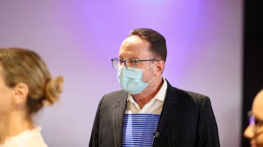 Eli Feinzaig reaparece tras accidente y honra la memoria de su asesora durante debate presidencial