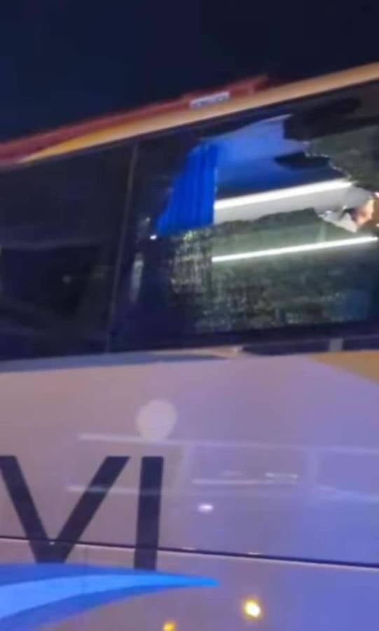 El bus del Olimpia fue atacado con piedras tras el partido contra Alajuelense en Alajuela. La prensa hondureña calificó el hecho como un acto de falta de educación y pidió sanciones a la Concacaf.