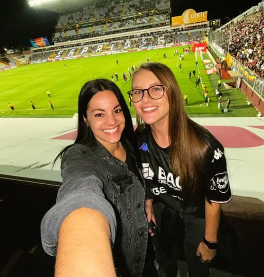 Vivian Peraza junto a su novia María José Vargas