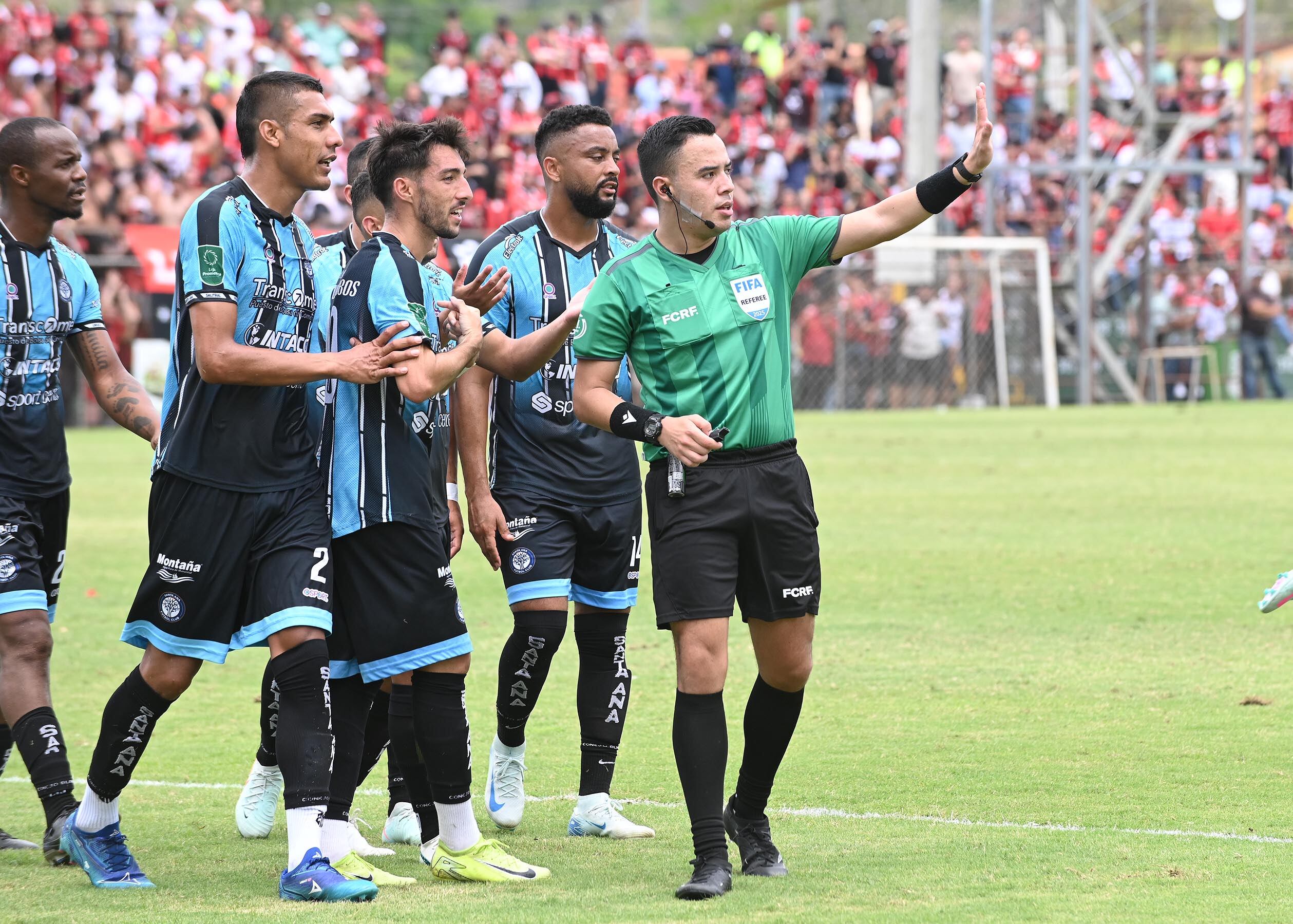 04 de mayo del 2025. Estadio de Piedades de Santa Ana. 11:00 hrs. Jornada 21 del Torneo de Clausura 2025 del Campeonato de Fútbol de Primera División. El equipo descendido, Santa Ana, enfrenta a la Liga Deportiva Alajuelense que disputa junto a Heredia y Cartago el primer lugar de la tabla de posiciones. El técnico manudo Oscar Ramírez presenta su propuesta que lo llevará hasta las instancias finales. En tanto el equipo de Santa Ana cumple con el programa del campeonato en dos partidos más a pesar de que ya descendió a la segunda categoría. Foto: Albert Marín
