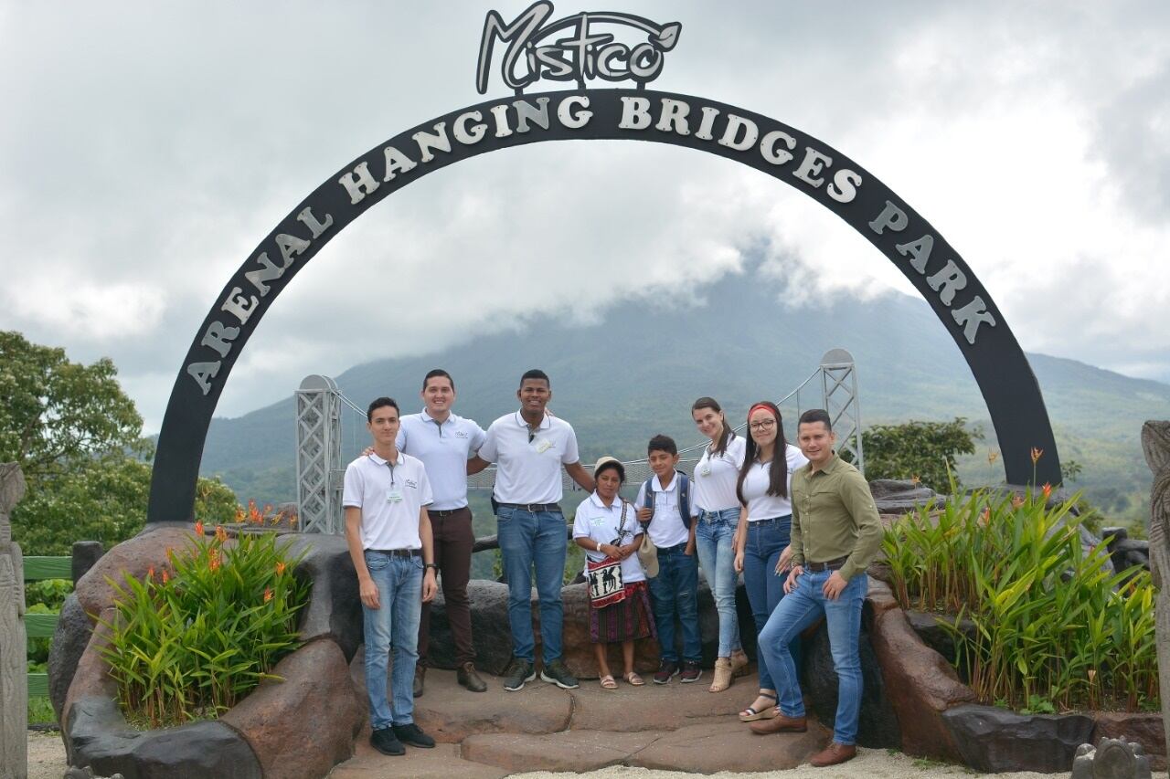 Tomasito y su mamá se divirtieron en los puentes colganes de La Fortuna de San Carlos