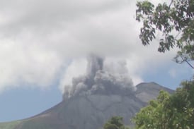 Volcán Rincón de la Vieja hace impresionante erupción que se convierte en la más fuerte del año
