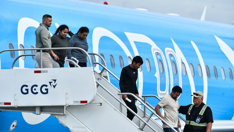 Migración explica por qué Costa Rica recibió a 12 centroamericanos deportados por Estados Unidos pese a negativa inicial