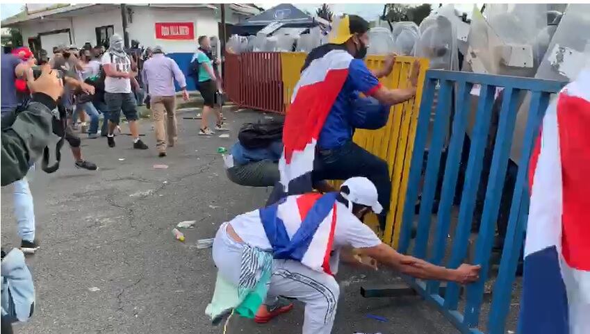 Manifestantes atacan a policías afuera de casa presidencial. Captura de video.