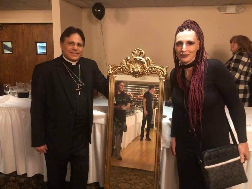 Keeyah Lynn, de 46 años, es una canadiense que dejó su vida de bruja blanca para convertirse en una religiosa católica, además, desde hace varios años ayuda al padre Platón Angelakis en sus exorcismos y en el duro trabajo de mantener en su encierro a la muñeca Annabelle.