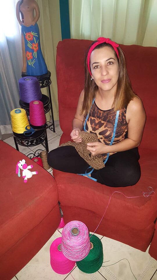 Jennifer Pérez hace réplicas de peluditos tejiéndolos