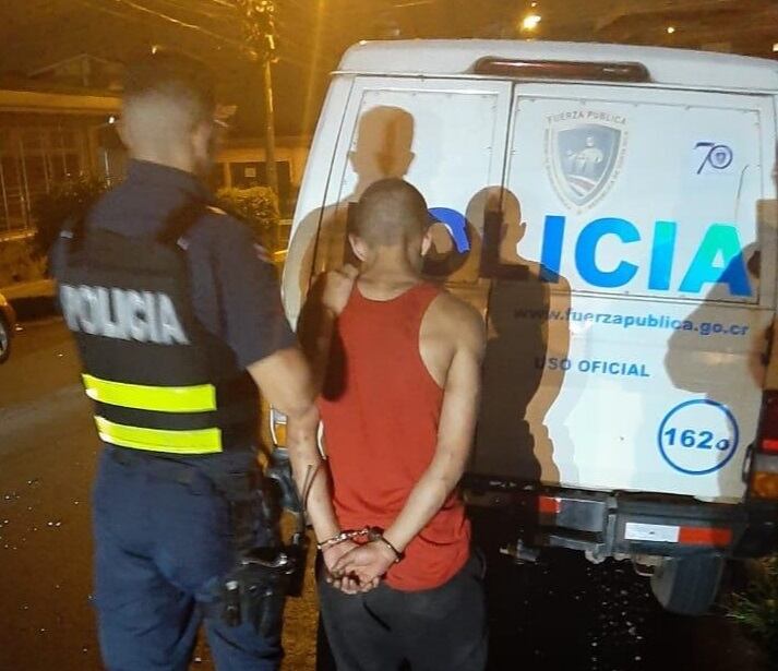 Detienen a sujeto de apellido Jiménez como sospechoso de asaltar puesto de lotería en Santa Ana. Foto MSP.