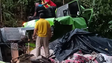 Camión se vuelca en Montes de Oro y dos hombres fueron trasladados al hospital