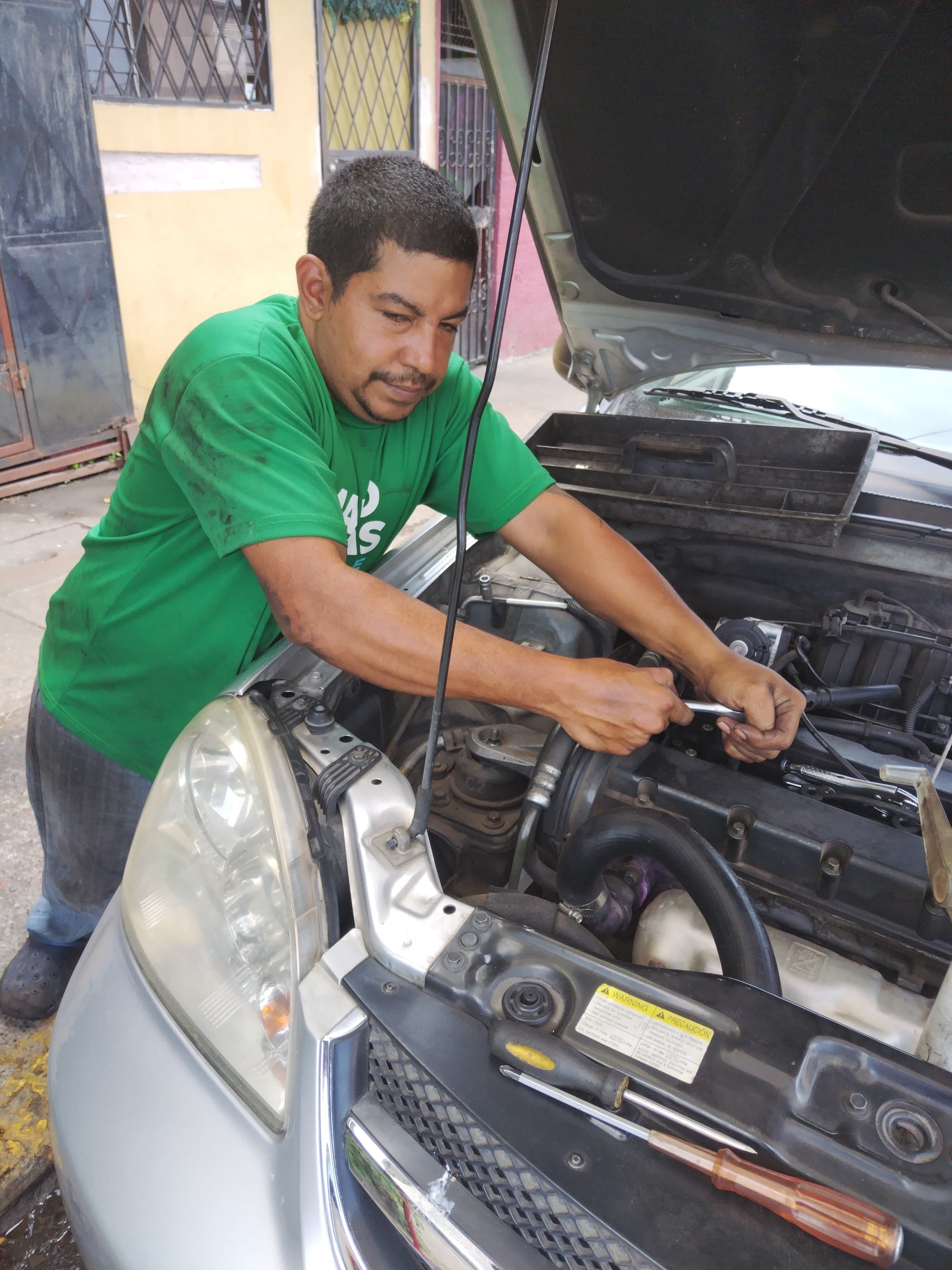 Los vecinos de Hatillo 8, el 19 de marzo del 2024, aseguran que tienen más de 5 días sin una gota de agua y que eso los obliga a ni siquiera comer tres veces al día. En la foto, don Rusbell Villegas.
