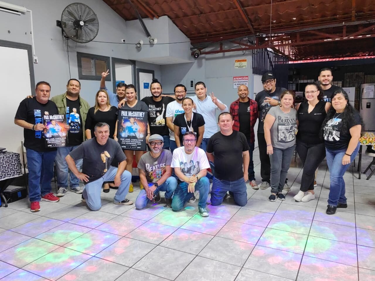 Niña que se quedaba sin merendar para escuchar a The Beatles hoy dirige un club de fans.