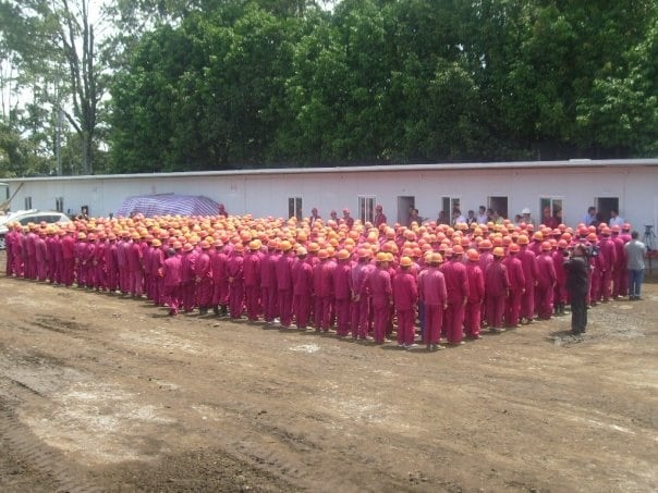 Los trabajadores chinos se reunían por la mañana para saber lo qué debían hacer. Cortesía.