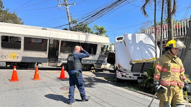 Cuerpos de emergencia atienden aparatosa colisión entre el tren y tráiler en Tibás