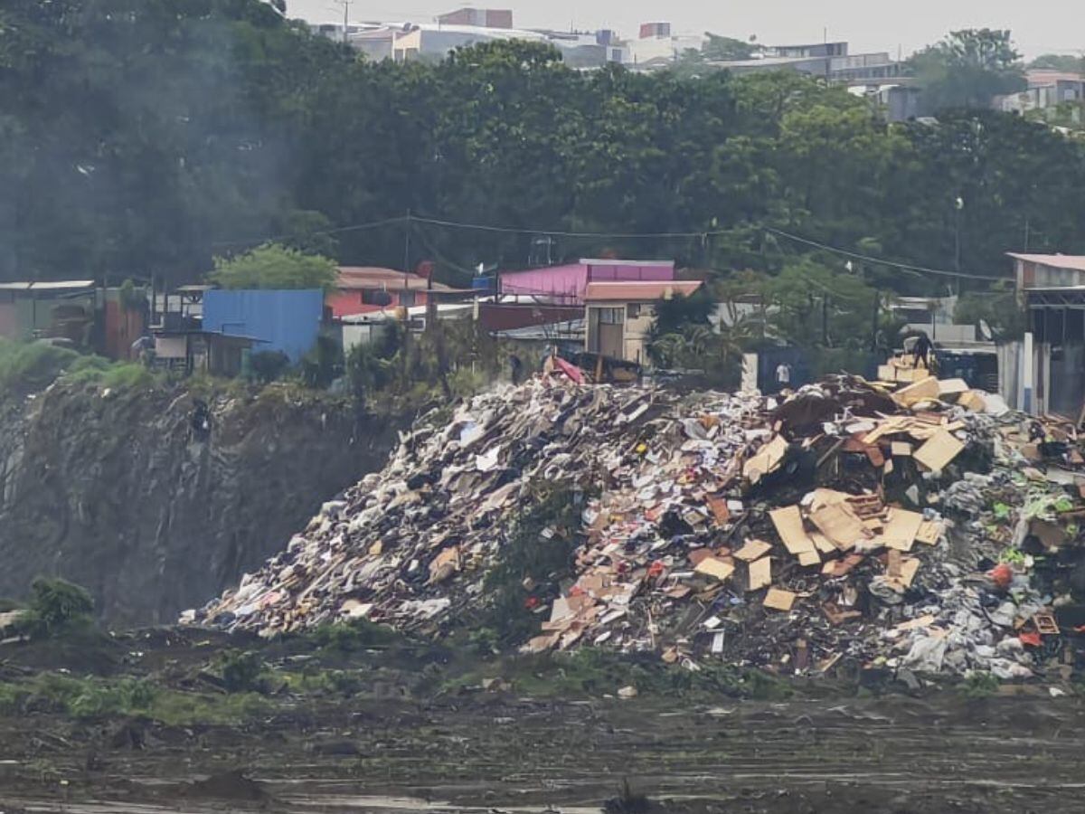 Los botaderos en La Carpio y Lomas del Río llevan más de 10 años creciendo.
