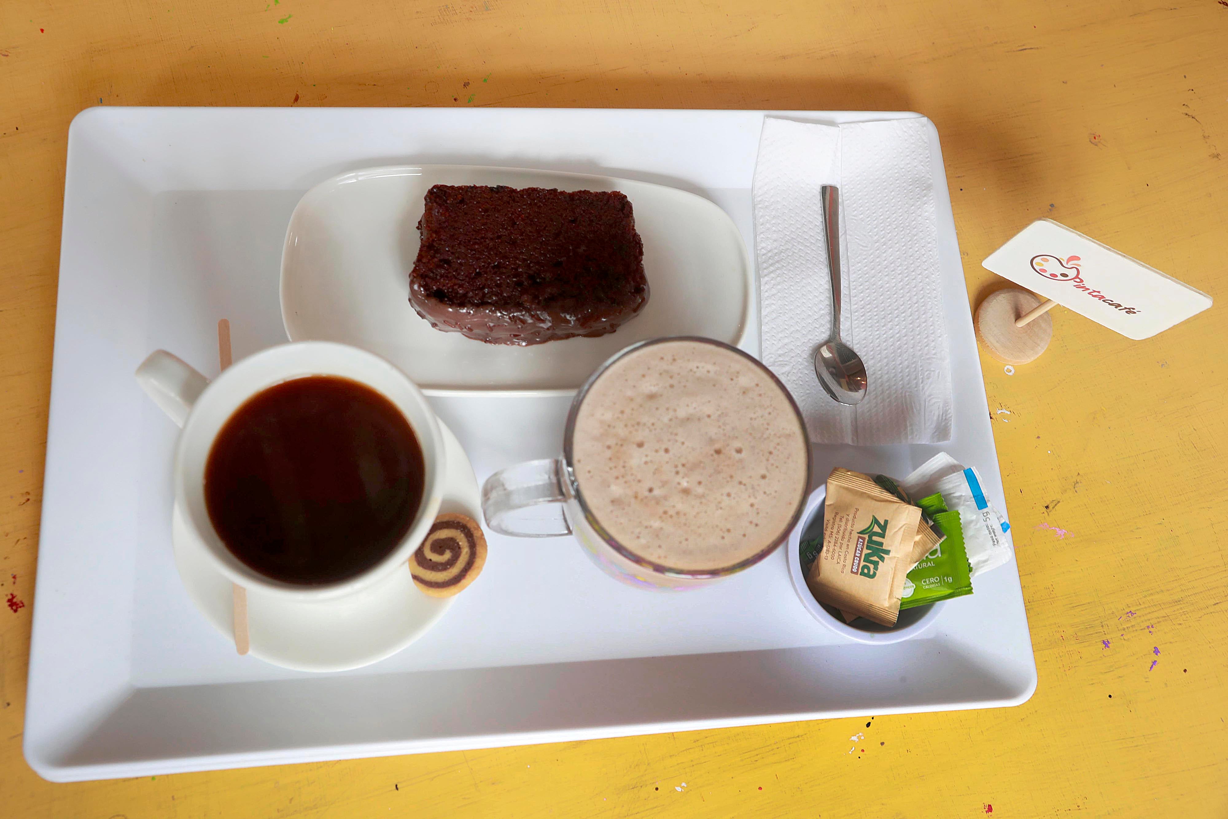 10/11/2023   Barrio Escalante. Pinta Café, cafetería con un concepto diferente, donde los clientes pueden adquirir figuritas de yeso, barro, madera o cerámica y pintarlas, mientras degustan el café y saborean los finos bocadillos.