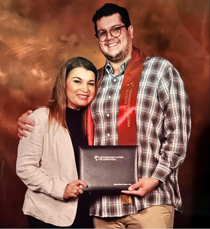 Adriana Durán mostró orgullosa la graduación de su hijo