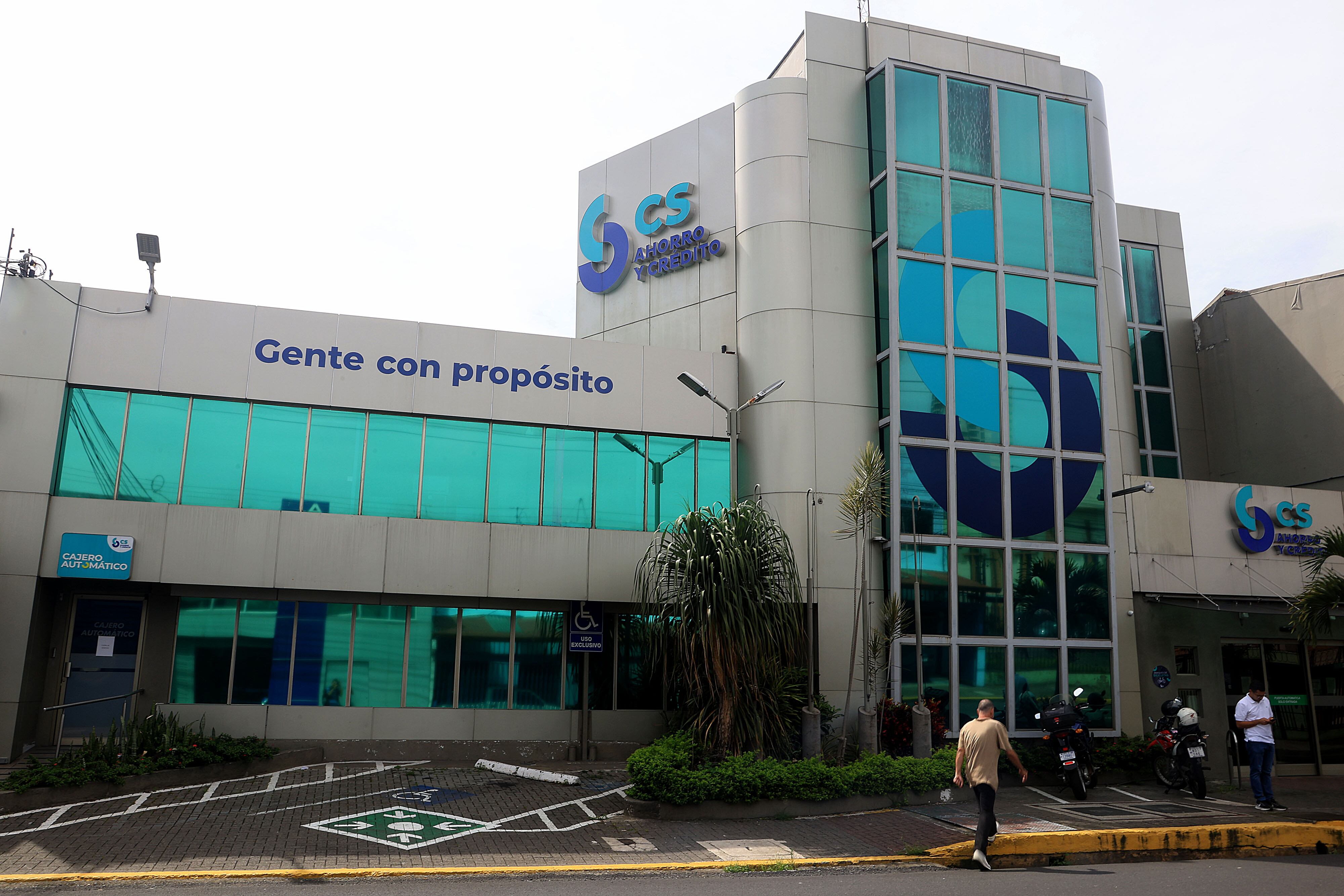 Fachada de un edificio de Coopeservidores en Costa Rica, cooperativa declarada inviable.
