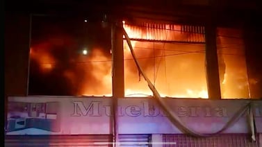 Incendio devasta famosa mueblería en Hatillo