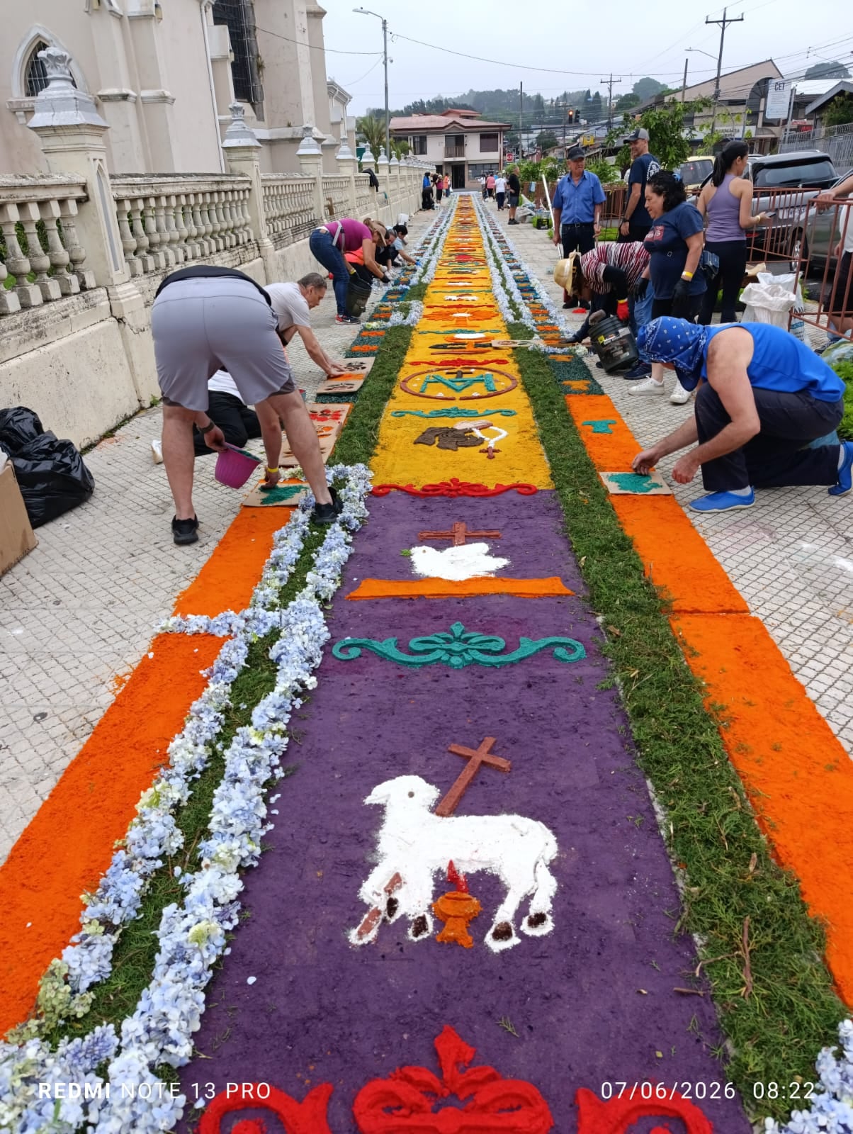 La celebración de Corpus Christi, desde la madrugada del domingo 7 de junio decenas de vecinos trabajaban contra reloj para convertir las calles alrededor del templo de San Rafael Arcángel de Heredia en una verdadera alfombra de fe, color y tradición. Mauricio Campos fue uno de ellos.