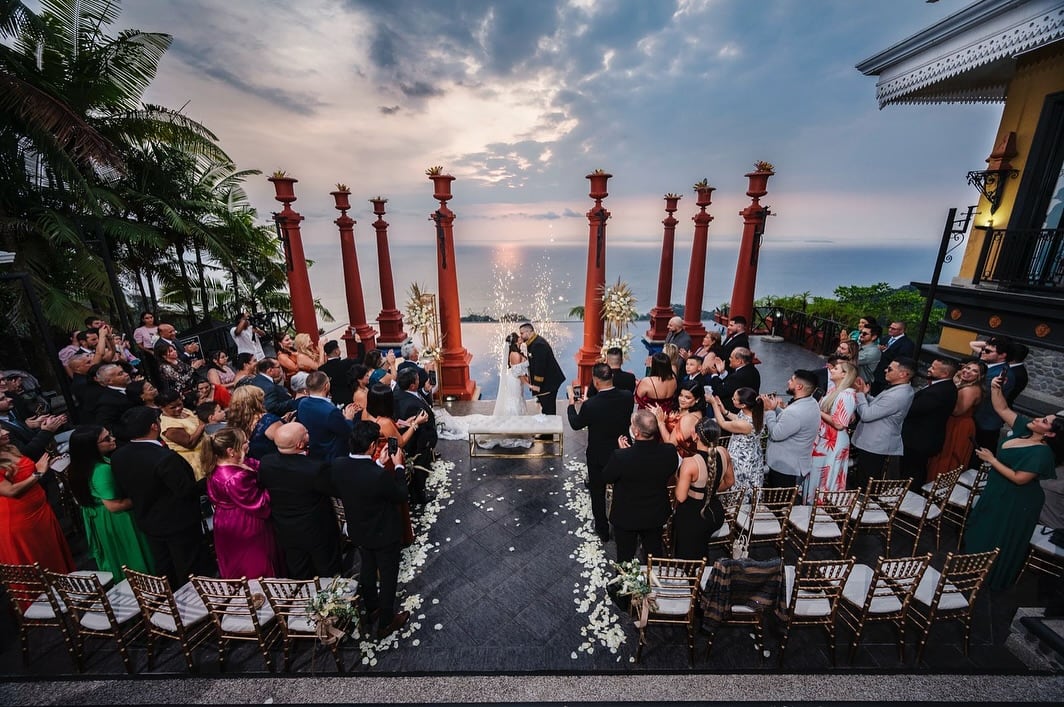 El periodista Jonathan Villarreal, exesposo de Thais Alfaro, volvió a dar el “sí acepto”, según anunció él mismo con varias fotos que compartió en redes de su lujosa y elegante boda.