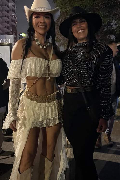 Marcela Negrini y Keyla Sánchez fueron vestidas iguales al concierto del Grupo Firme en el Estadio Nacional..