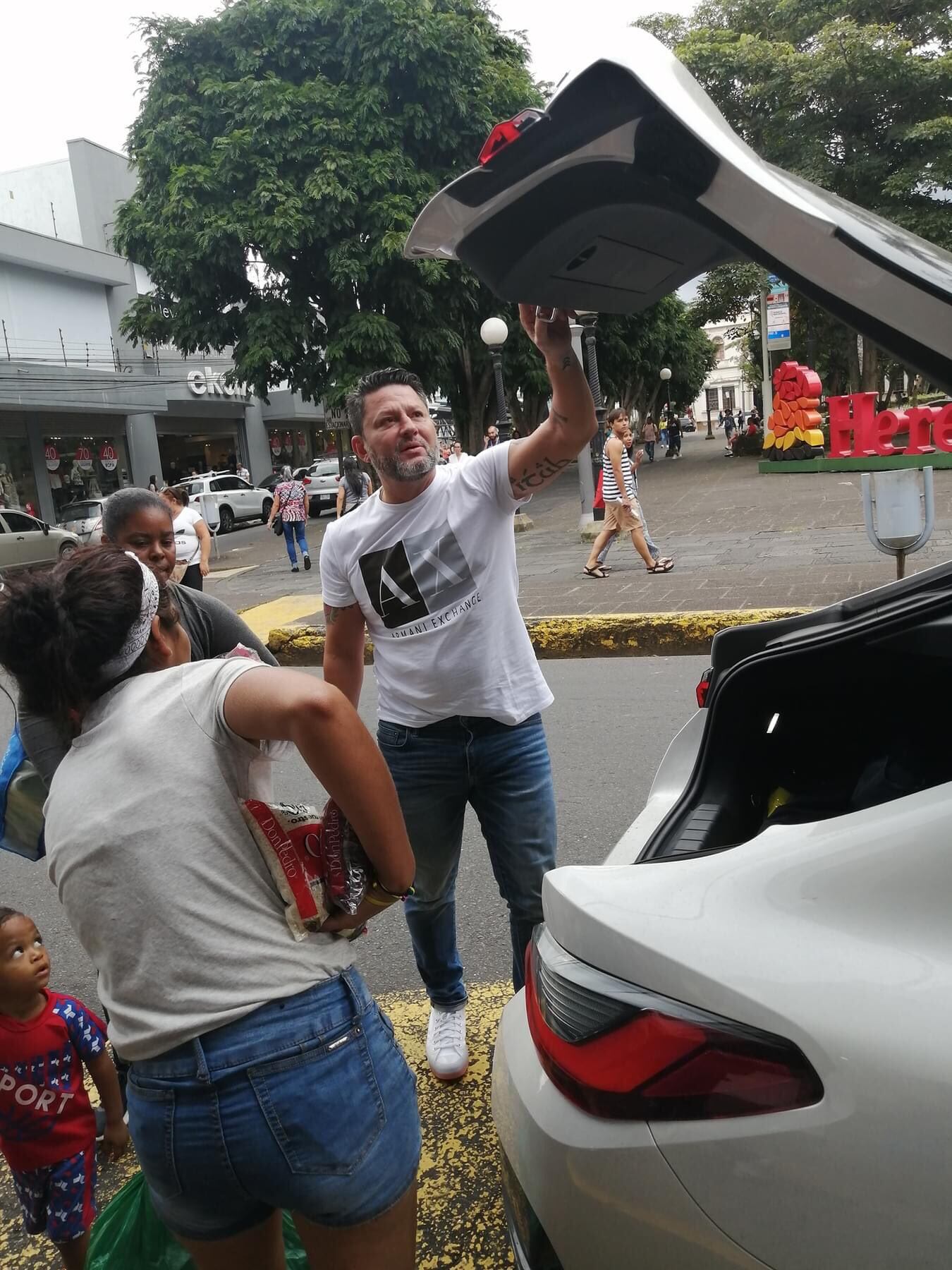 Jafet Soto ayuda a venezolanos