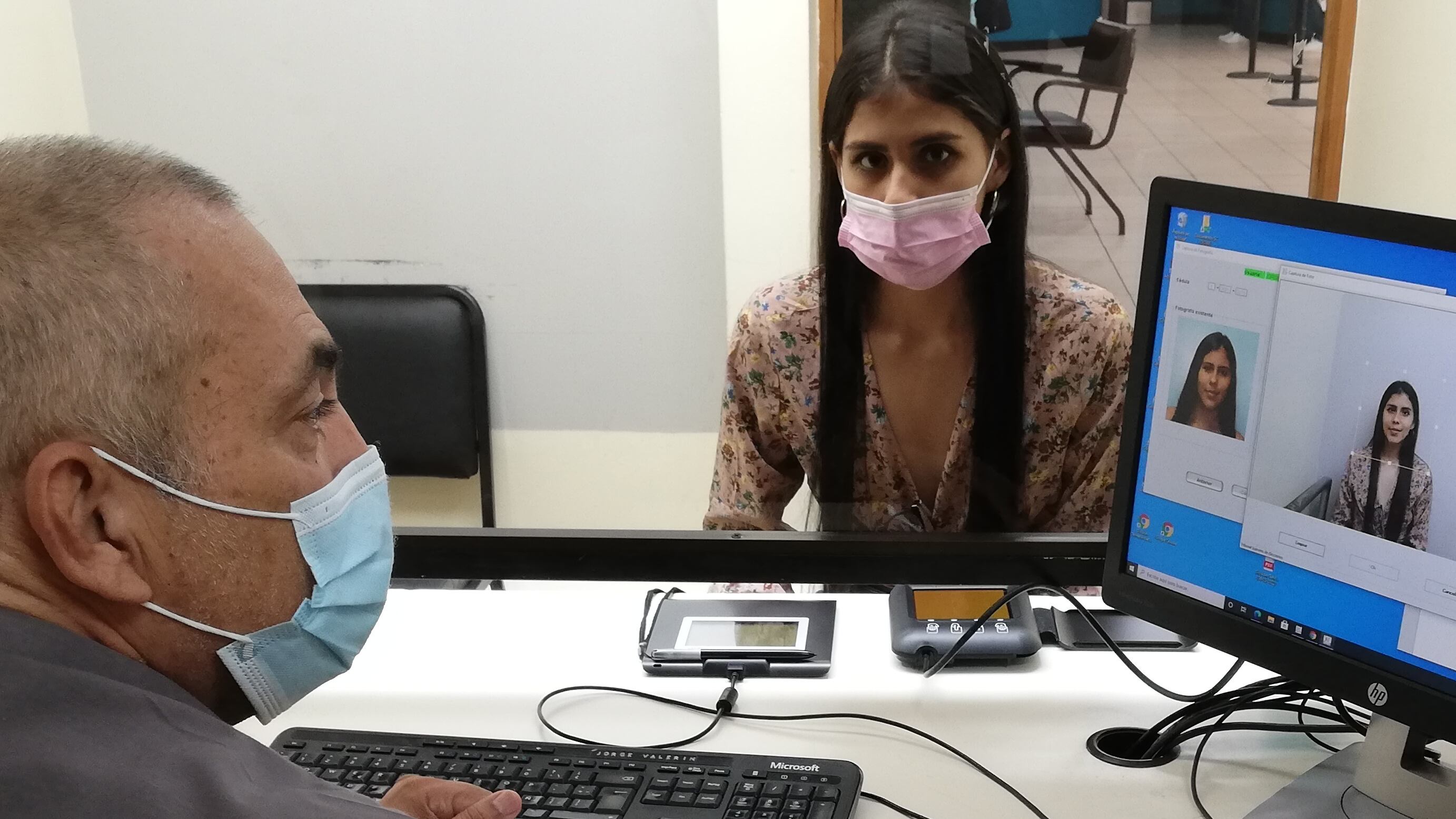 Nahomy Baltodano Ruiz solicitó, por primera vez, su cédula de identidad el 30 de setiembre del 2021, cumple 18 años el 20 de noviembre del 2021 y tenía hasta el 5 de octubre para hacer la solicitud si quería quedar en el padrón electoral de las elecciones presidenciales del 6 de febrero del 2022. En la foto don Jorge Valerín, de atención de cédulas del TSE le realiza el trámite a Nahomy.