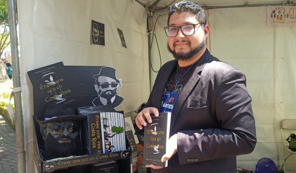 Leonardo Aragón autor del libro Érase una vez Costa Rica.