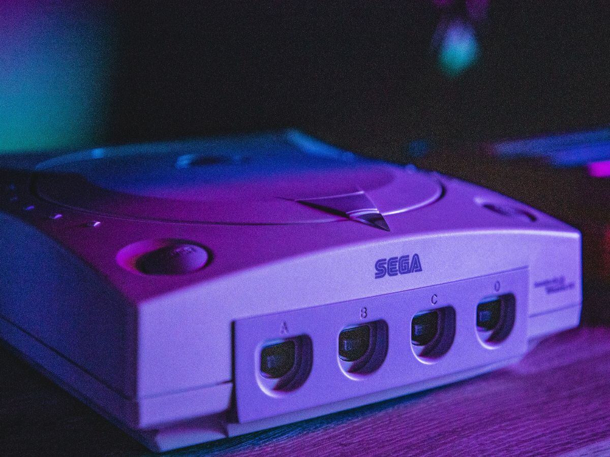 La Sega Dreamcast tuvp excelentes ventas en Japón y, para atraer más compradores, se vendió más barata en Estados Unidos. Foto:Taylor R/Unsplash.