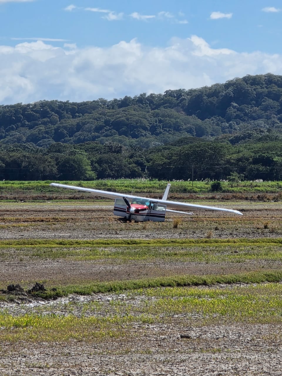 Una avioneta cargada de combustible se estrelló en Bagaces, Guanacaste; esta fue hallada la tarde de este domingo 30 de noviembre del 2025. Foto: MSP