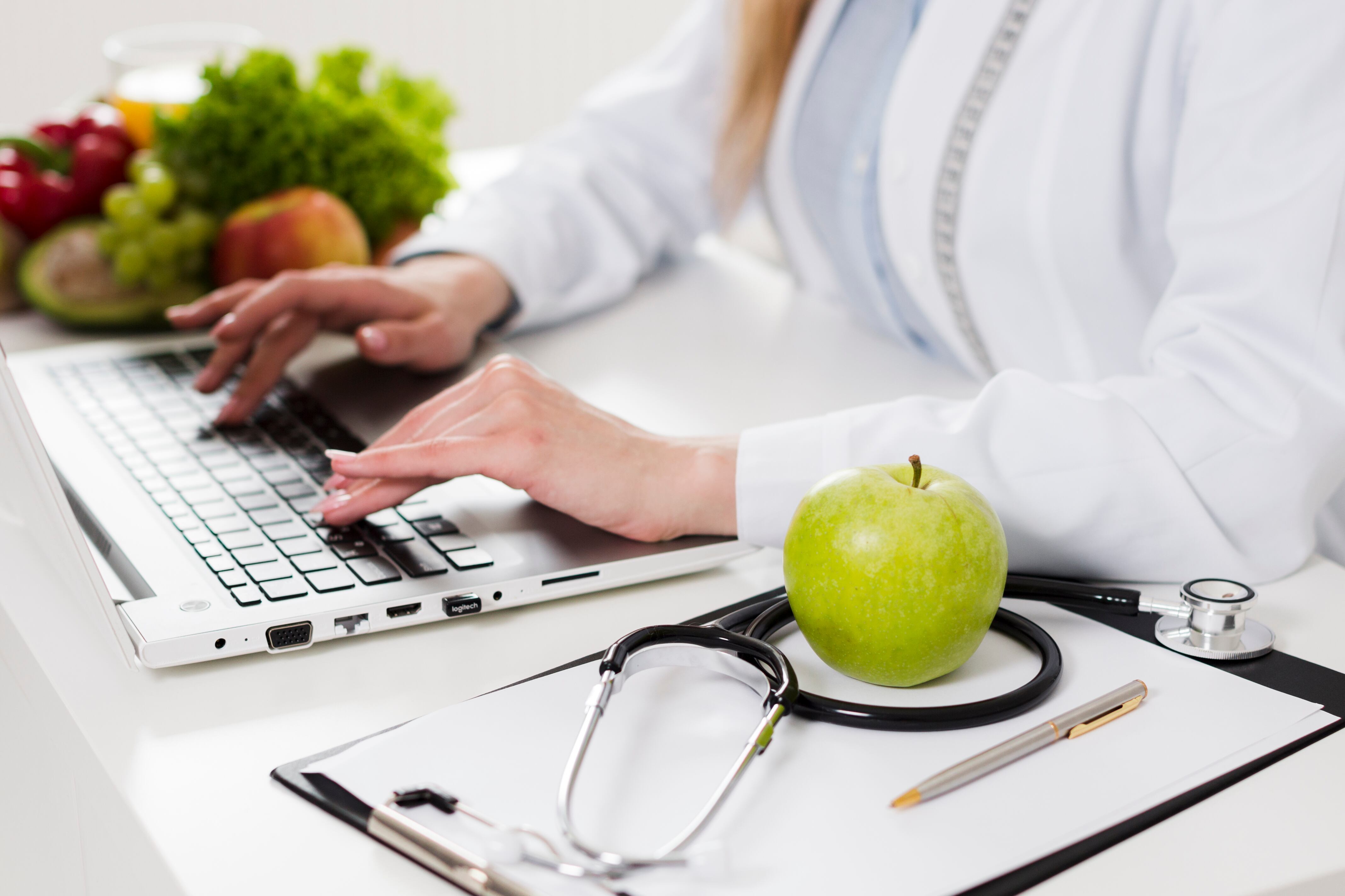 El Colegio de Profesionales en Nutrición tiene una denuncia sobre una exdeportista de apellido Alvarado, hija del presidente de la Federación Costarricense de Taekwondo. Tomada de Freepik.