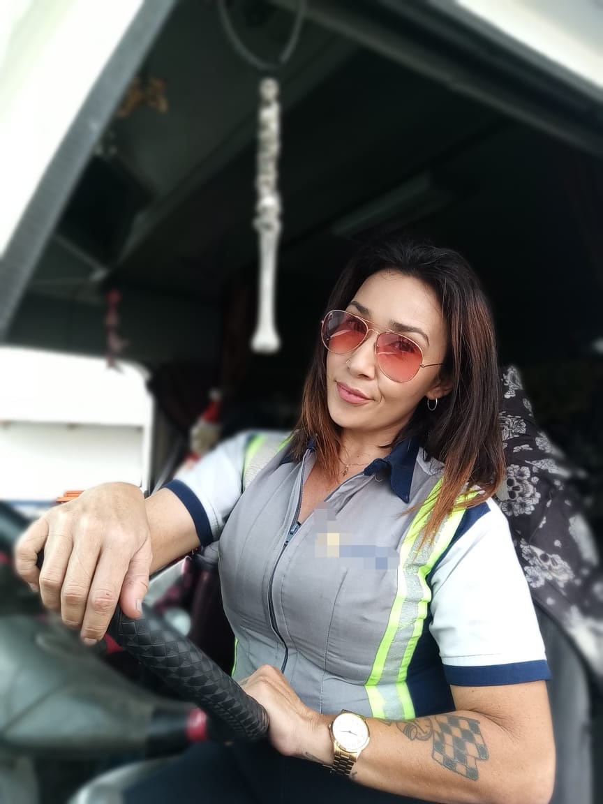 María Fernanda Bolaños Arias, vecina de Río Segundo de Alajuela y oriunda de Ciudad Neilly, sabe lo que es luchar contra viento y marea para cumplir un sueño de ser trailera, pero de las de verdad que trabajan todo el día manejando camión