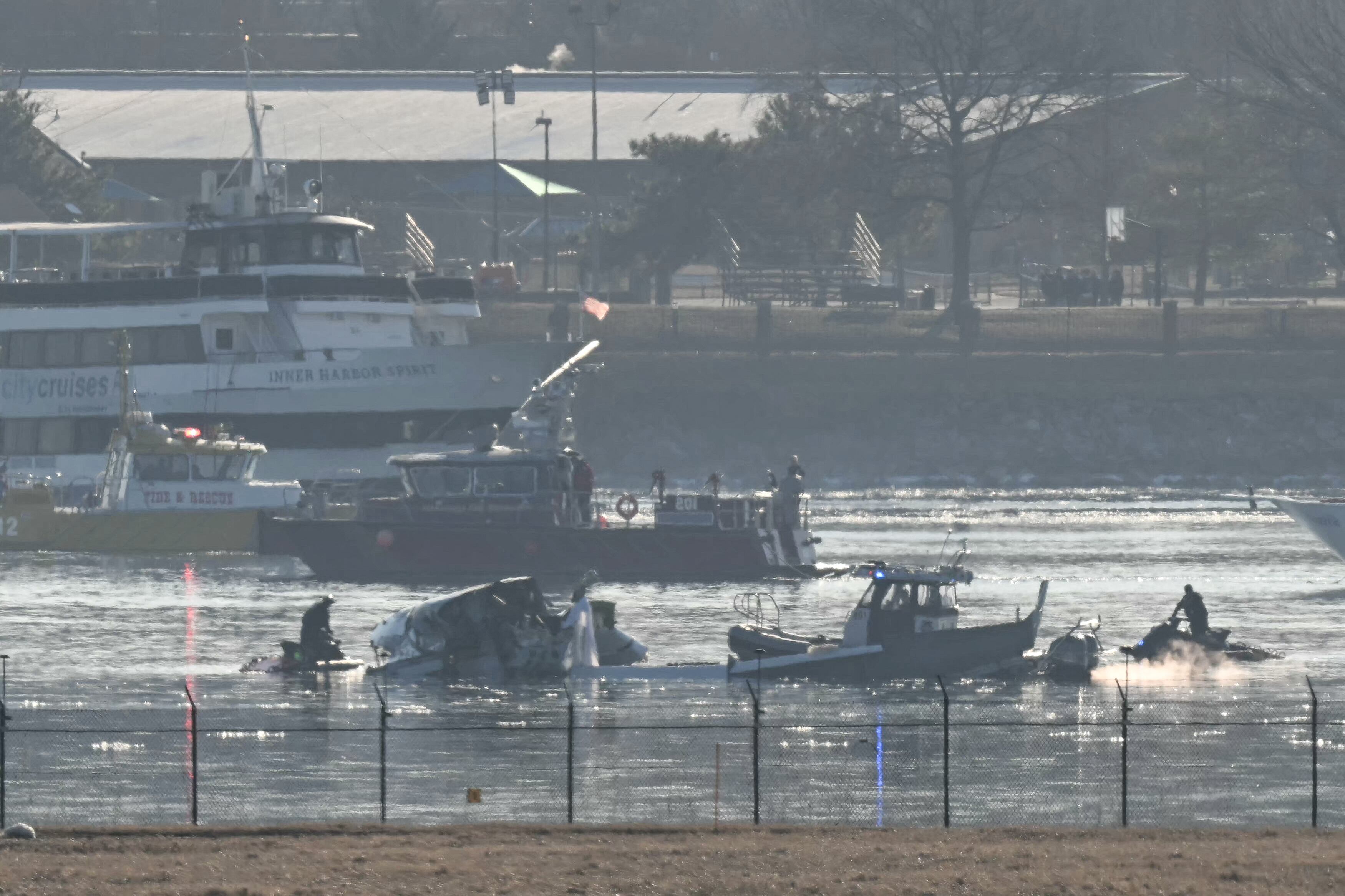 Parte de los restos se ven mientras los equipos de rescate buscan en las aguas del río Potomac después de que un avión de pasajeros que se aproximaba al Aeropuerto Nacional Reagan se estrellara en el río después de colisionar con un helicóptero del ejército de Estados Unidos, cerca de Washington, DC.