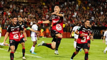 El exjugador de Alajuelense, Carlos Mora, figura entre los mejores del fútbol europeo