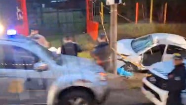 Una recta terminó en tragedia: hombre muere tras chocar contra un poste en Goicoechea