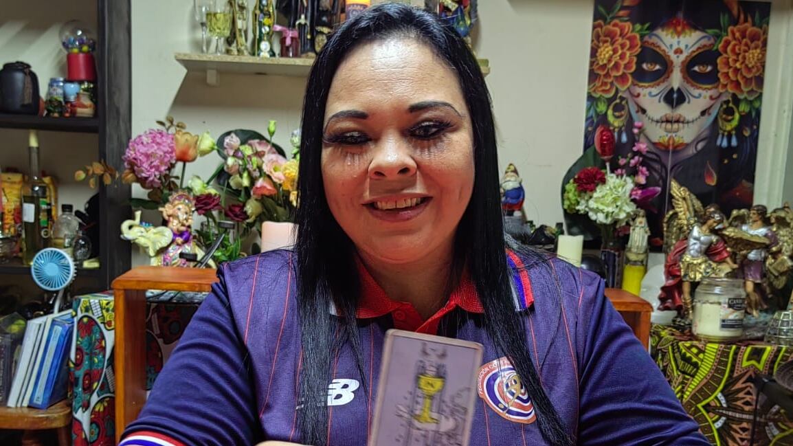 Una de las tarotistas más conocidas e influencer de las redes sociales, Mithzi Bonilla solano, nos recibió en su consultorio el pasado jueves 9 de junio, con el objetivo de tirarle las cartas al partido de repechaje del 14 de junio entre Costa Rica y Nueva Zelanda por el mundial Catar 2022