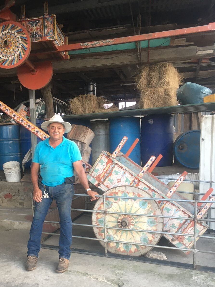 Víctor Solano Carmona es el nieto de don Don José María Carmona Arias era el sacristán del Santuario Nacional Santo Cristo de Esquipulas en Alajuelita y fue a él quien el padre Feliciano Álvarez, cura párroco del Santuario, le encargó ponerse al frente de la subida al cerro San Miguel de todos los materiales que se necesitaran para la cruz. Era el año 1933.