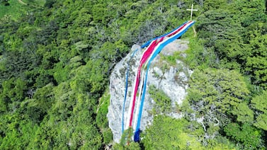 La Piedra de Aserrí se viste de Independencia con bandera gigante y paisajes únicos